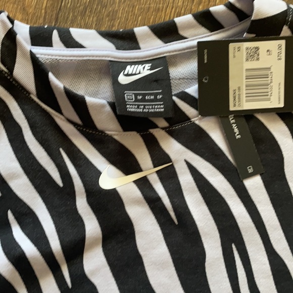 Nike cropped Zebra Print Long Sleeve Top - Picture 2 of 2